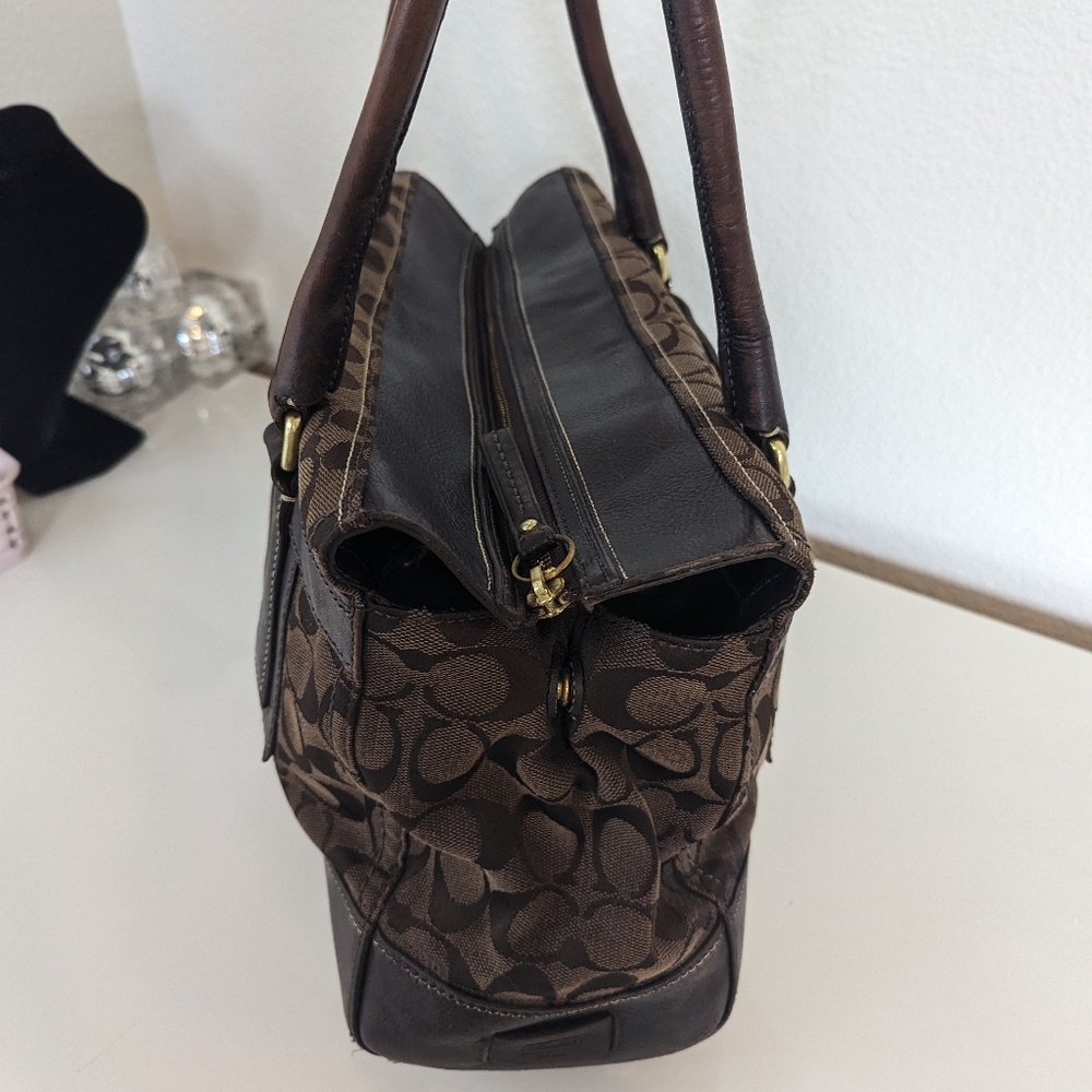 Vintage Coach Hampton turn lock tote! GUC! No tears, rips, or holes! Model 11063 - Picture 4 of 14